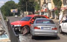 "Пьяный водитель устроил гонки": в Одессе BMW разбило несколько авто и влетело в остановку (видео)