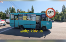 "Почти не тормозило": в Киеве полицейское авто влетело в маршрутку (фото, видео)