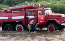 На Закарпатье спасатели во время подъема воды в реке спасли трех мальчиков (фото, видео)