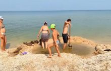Винахідливі туристи показали, як врятуватися від медуз на Азовському морі (відео)