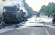 У Львівській області посеред дороги спалахнула фура з фарбою (відео)