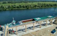 Из Херсона в Киев по Днепру отправили традиционную летнюю баржу с 500 тоннами арбузов (видео)