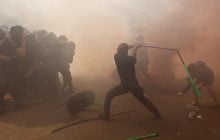 На акции под Офисом президента начались столкновения: пострадали 7 правоохранителей