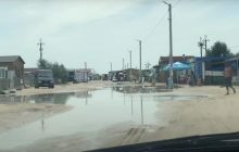 "Отдых в луже": туристы отказываются ехать в Кирилловку из-за медуз и последствий дождей (видео)