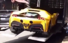 Курьеры уронили дорогущий Ferrari во время разгрузки (видео)