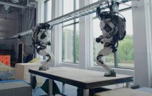 Boston Dynamics показала, как ее двуногие роботы Atlas занимаются паркуром (видео)