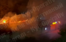 У Києві біля метро загорілися кілька кіосків: у мережі показали відео пожежі