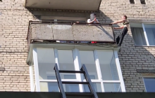 "Боги вже прийшли": у Миколаєві напівголий неадекват погрожував стрибнути з балкона (відео)