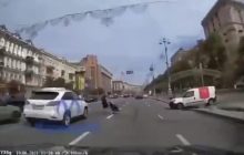На Хрещатику пара з коляскою вибігла на дорогу, ледь не потрапивши під колеса (відео)