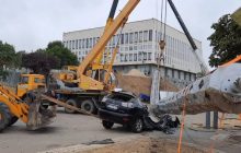 Флагшток, що впав у Херсоні, розчавив Lexus чиновника, який відповідає за його встановлення - ЗМІ (фото)