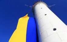 Воронцовский маяк в Одессе украсили большим сине-желтым флагом (видео)