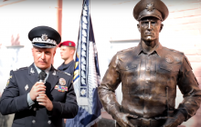 У Києві відкрили пам'ятник, схожий на очільника поліції області, а потім заховали (фото, відео)