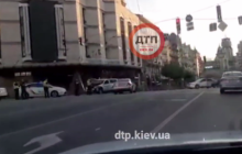 Проїхали на "червоний": поліцейські влаштували ДТП у центрі Києва (відео)