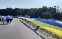 Самый длинный флаг Украины: на границе Тернопольской и Хмельницкой областей поставили новый рекорд (видео)