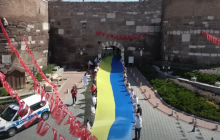 У різних куточках світу розгорнули 30-метрові державні прапори України (відео)
