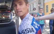 У центрі Одеси затримали провокатора-іноземця у футболці з російською символікою (відео)