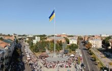 Біля найбільшого прапора Полтавщини облаштують Меморіал захисникам незалежності