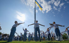 Над Донецкой областью подняли сине-желтый флаг на высоту 80 метров