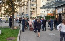 Через металошукачі у центрі Києва утворилися черги охочих подивитись на парад (фото)