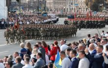 На параде в Киеве мужчина пытался себя сжечь: появилась реакция полиции (видео)