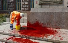 У центрі столиці під КМДА після завершення параду було скоєно зухвалий акт вандалізму (фото)