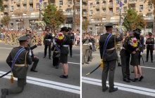 У Києві військовий під час репетиції параду під овації освідчився коханій: зворушливе відео