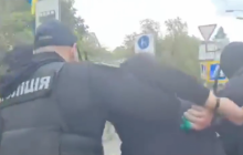 Появилось видео задержания мужчины, облившего Порошенко зеленкой