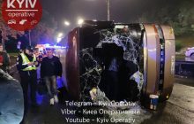 Ледь не зачепив бензовоз: 18 осіб постраждали внаслідок ДТП за участі автобуса у Києві (фото)
