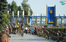 У Миколаєві на колінах попрощалися з загиблим на Донбасі 21-річним бійцем (фото, відео)