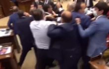 У парламенті Вірменії депутати влаштували жорстку бійку через "зрадників" (відео)