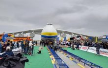 Світовий рекорд: вісім українських стронгменів протягнули 330-тонну "Мрію" на 4 метри 30 сантиметрів (відео)