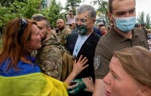 Чоловіка, який вилив зеленку на Порошенка, відпустили – адвокат