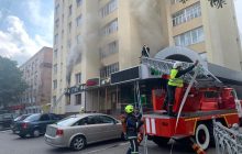 "Побачили блискавку": у Рівному евакуювали мешканців багатоповерхівки через електронну сигарету (відео)