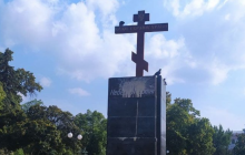 У Харкові вандали облили фарбою пам'ятник Небесній сотні: за тиждень його так і не помили (фото)
