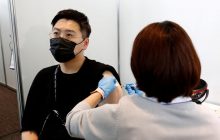 В Японии умерли двое человек после прививки "грязной" вакциной Moderna