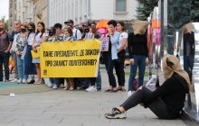 Акція під ОП: Зеленського закликали обговорити з Байденом звільнення політв’язнів Кремля