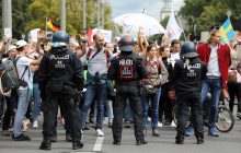 В Берлине тысячи людей протестовали против COVID-ограничений (фоторепортаж)