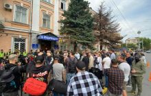 Член Нацкорпусу Кухарчук порізав собі вени біля відділка поліції в Києві (фото, відео)