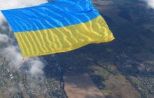 В небе возле Киева развернули рекордный флаг Украины (фото)