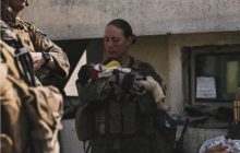 Перед загибеллю в теракті: мережу підкорило фото 23-річної військовослужбовиці США з афганською дитиною