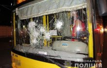 В центре Киева пьяные молодые люди разбили лобовое стекло троллейбуса