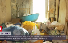 У Києві жінка тероризує сусідів сміттям з тарганами та ллє нечистоти з вікон (відео)
