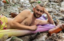Экоактивист из Харькова устроил фотосессию в куче мусора и стал звездой сети (фото, видео)