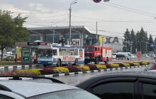 В Харькове молния попала в троллейбус, произошел пожар (видео)
