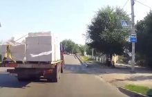 "Пункт призначення": у Харкові з кузова вантажівки на ходу випали піноблоки (відео)
