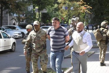 Поліція затримала чоловіка з гранатою, який захопив Кабмін (відео)