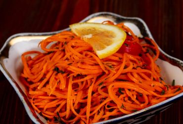 Морква по-корейськи за 5 хвилин: як швидко приготувати улюблений салат