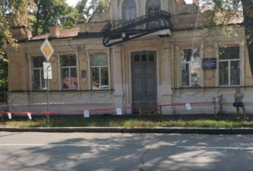 В Полтаве демонтировали балкон здания, с которого выступал Гитлер (фото)