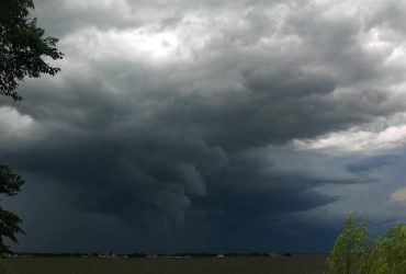 В Україні оголосили штормове попередження: негода вируватиме найближчої ночі (карта)