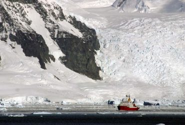 Британія передала Україні легендарний криголам James Clark Ross